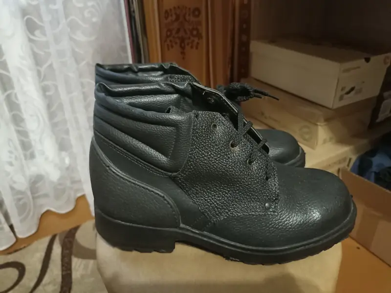 Рабочие ботинки 43 размера.