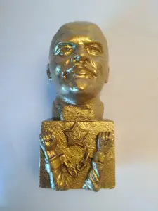 Бюсты: Ленин, Сталин, Жуков.