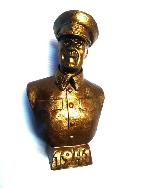 Бюсты: Ленин, Сталин, Жуков.