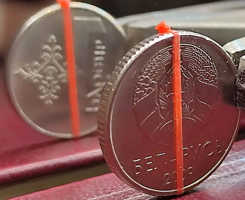 1 рубль 2009 РБ Несоосность аверса и реверса около 10°