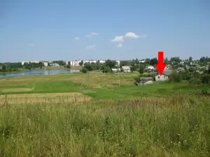 Жилой кирпичный дом на берегу озера.