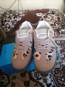 Женские кроссовки