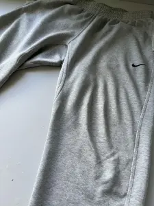 Штаны широкие Nike