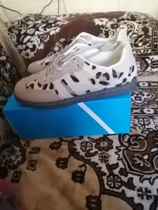 Женские кроссовки
