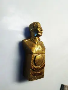 Бюсты: Ленин, Сталин, Жуков.