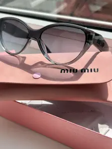 Солнцезащитные очки женские miu miu