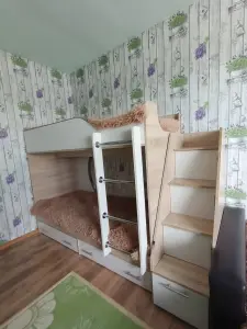 Двухъярусная кровать с лестницей-комодом