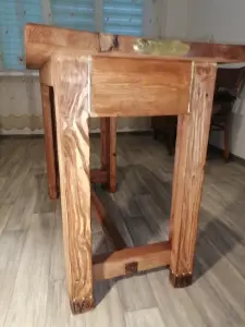 Стол деревянный под старину.