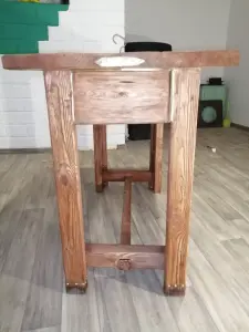 Стол деревянный под старину.