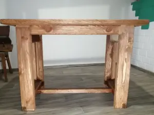 Стол деревянный под старину.