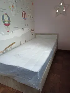 Односпальная кровать с матрасом