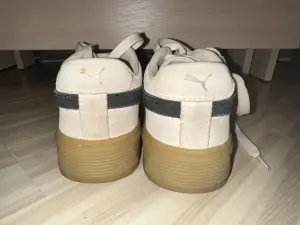 Кроссовки женские