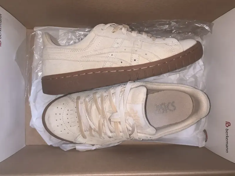 Продам женские кроссовки ASICS.