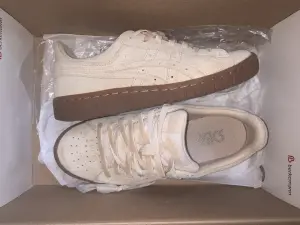 Продам женские кроссовки ASICS.