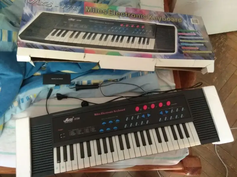 синтезатор с микрофоном Miles 3738 Electronic Keyboard 75 см