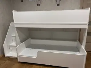 Двухъярусная кровать с матрасами
