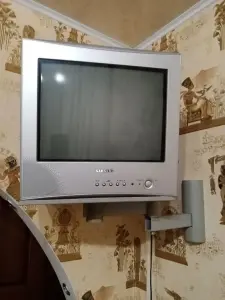 Телевизор с кронштейном 