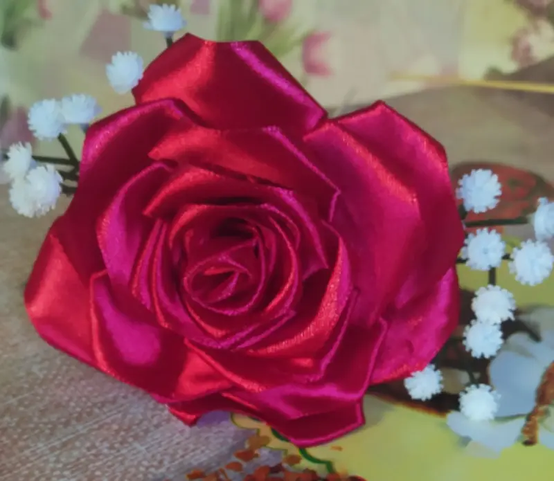 Розы из атласных лент