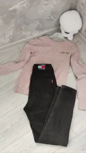 Джинсы Мом Tommy и пудра джемпер