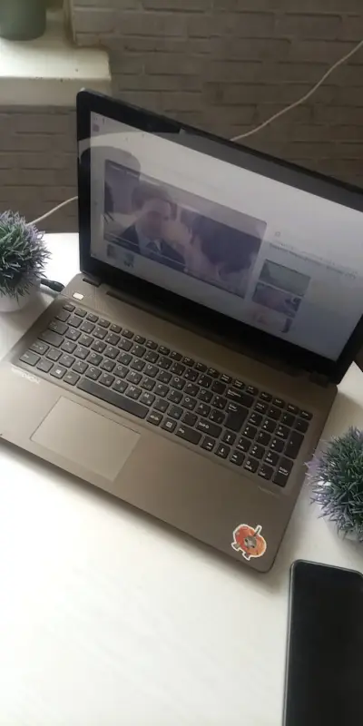 Ноутбук сенсорный экран работает от сети