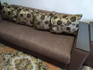 Продам недорого диван с креслом