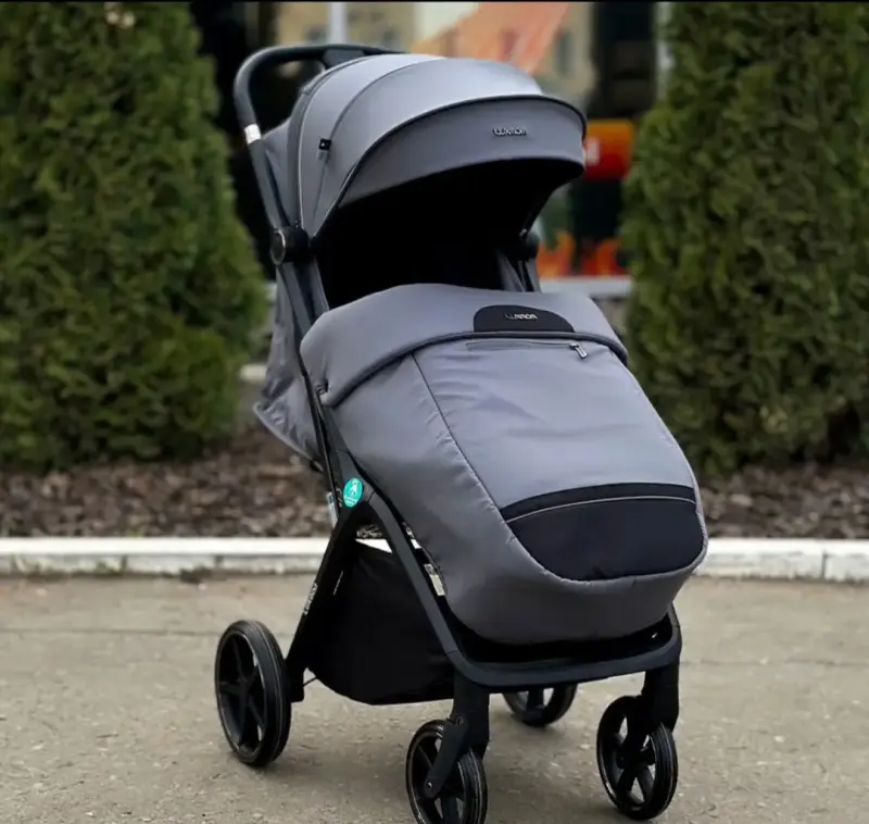 Коляска с автоматическим сложением luxmom M8