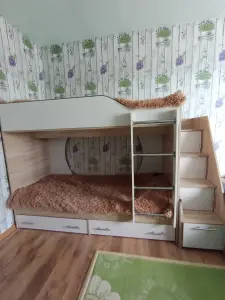 Двухъярусная кровать с лестницей-комодом