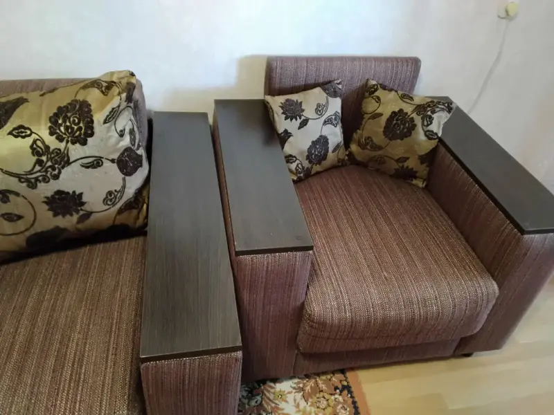 Продам недорого диван с креслом