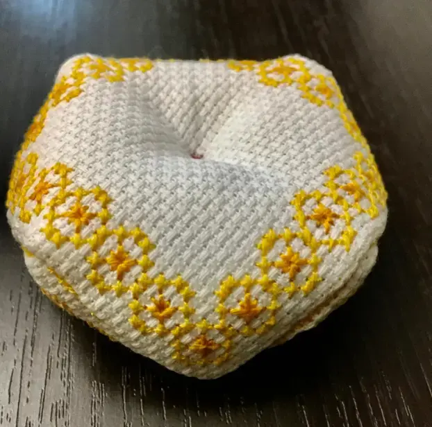 Бискорню, игольница