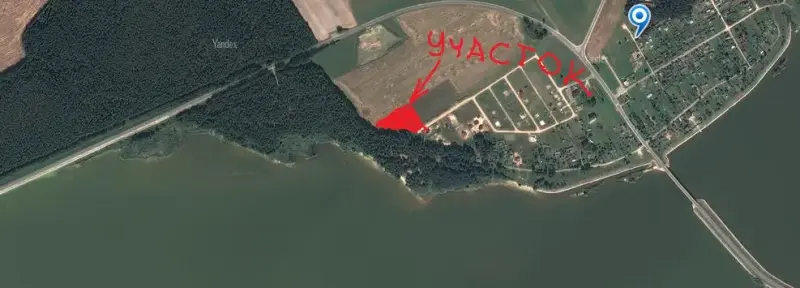 Два дома в лесу, на берегу Вилейского водохранилища.