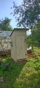 Дачный уличный туалет. Туалет деревянный.