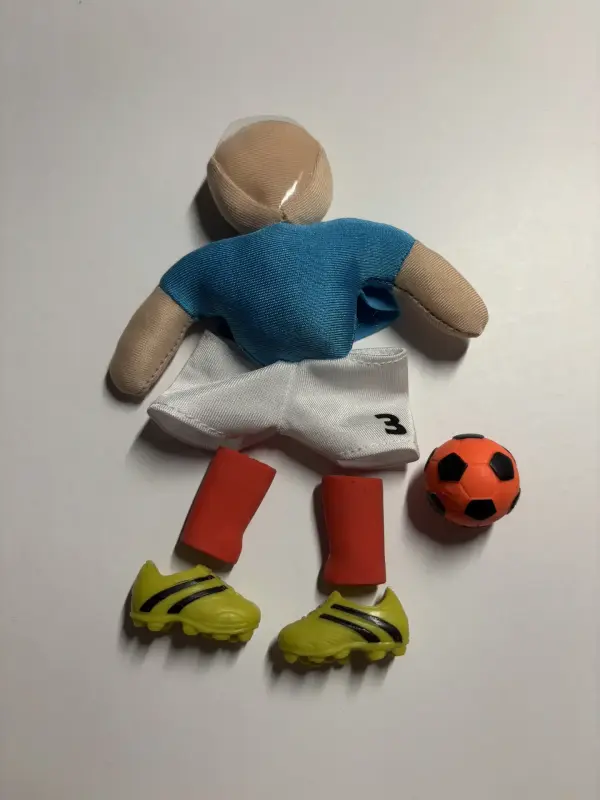Футболист игрушечный