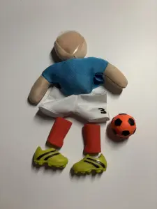 Футболист игрушечный