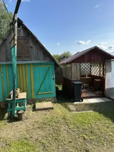 Продается деревянный дом с печным отоплением общей площадью 34 кв м с земельным участком 15 соток, расположенный в г. Чаусы Могилевской области