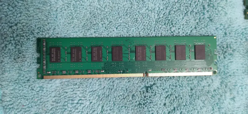 Оперативная память 3 планки DDR3: 2х8Гб и 1х2Гб
