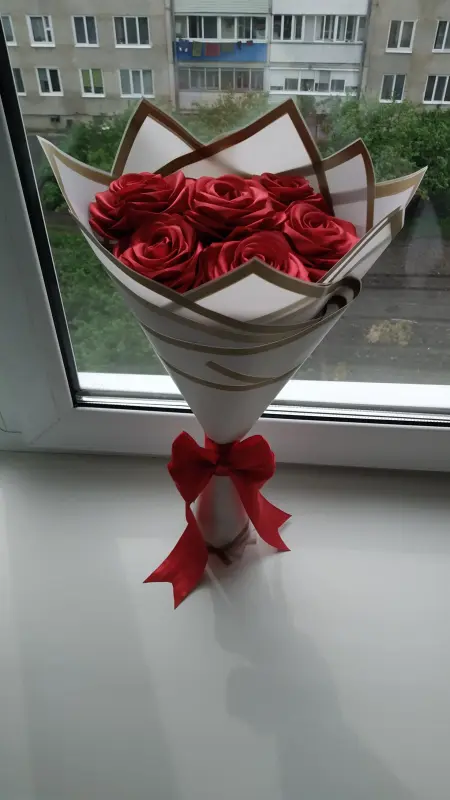 Розы из атласных лент