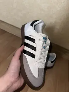 Кроссовки женские