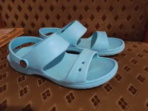 Шлепки с хлястиком для девочки