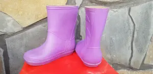 резиновые сапожки двух видов