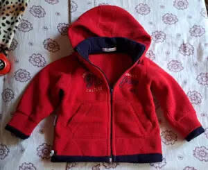 Толстовки с капюшоном черная и красная на 4-5лет (р.104-110), б.у