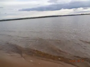 Два дома в лесу, на берегу Вилейского водохранилища.