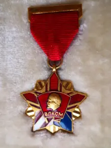 куплю комсомольские знаки..