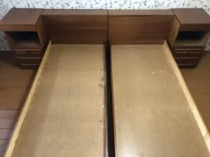 Две кровати и две прикроватные тумбочки