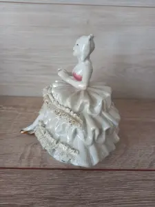 Фарфоровая статуэтка