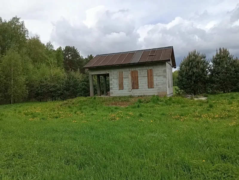 Два дома в лесу, на берегу Вилейского водохранилища.
