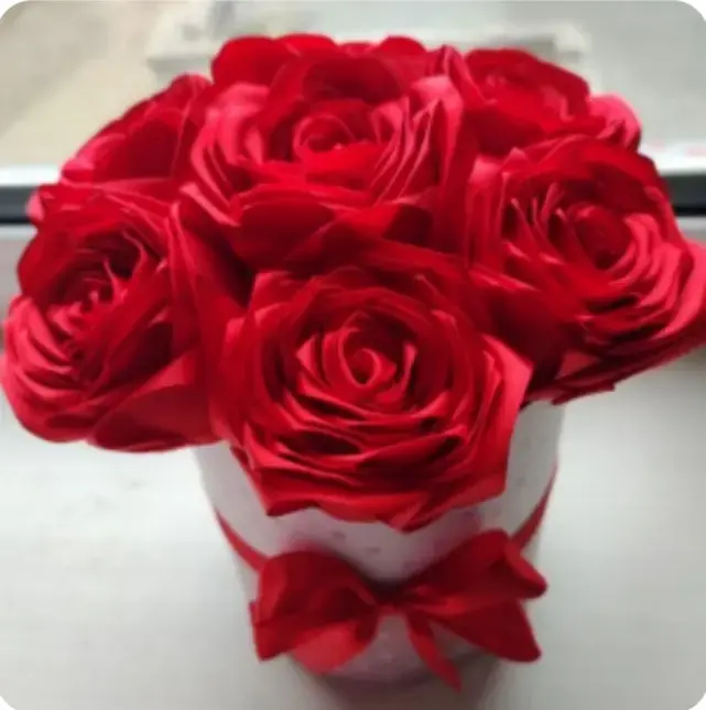 Розы из атласных лент