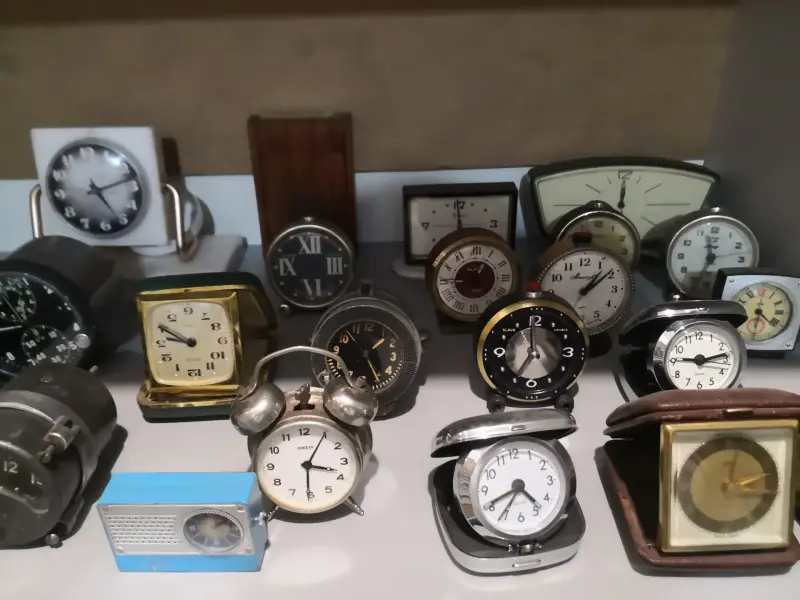 Часы и будильники и др... небольшая коллекция...