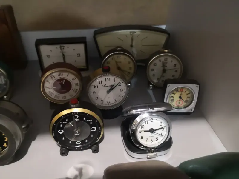 Часы и будильники и др... небольшая коллекция...