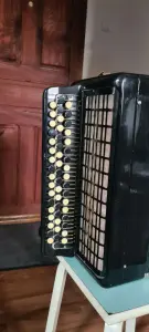 баяны, аккордеоны