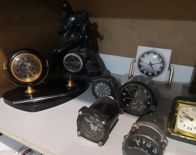 Часы и будильники и др... небольшая коллекция...